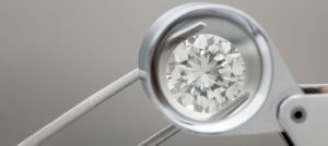 Comment tester un diamant pour reconnaitre un vrai d'un faux
