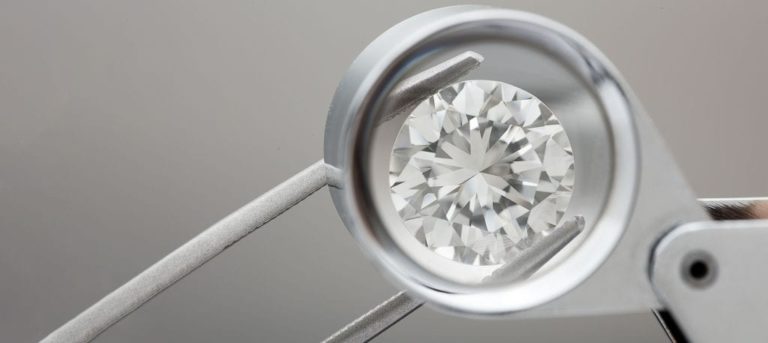 Comment tester un diamant pour reconnaitre un vrai d'un faux