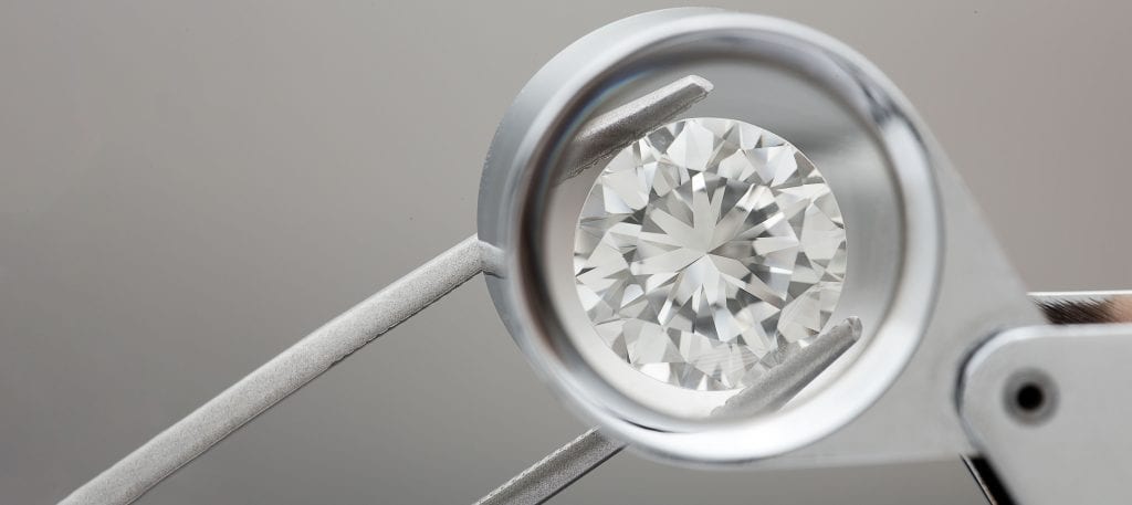 Comment tester un diamant pour reconnaitre un vrai d'un faux