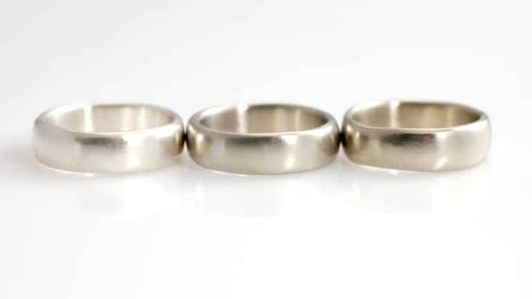 Différences entre or blanc platine et argent